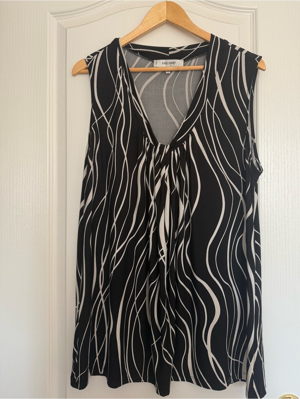 Jones Studio Black and White Printed Sleeveless Top